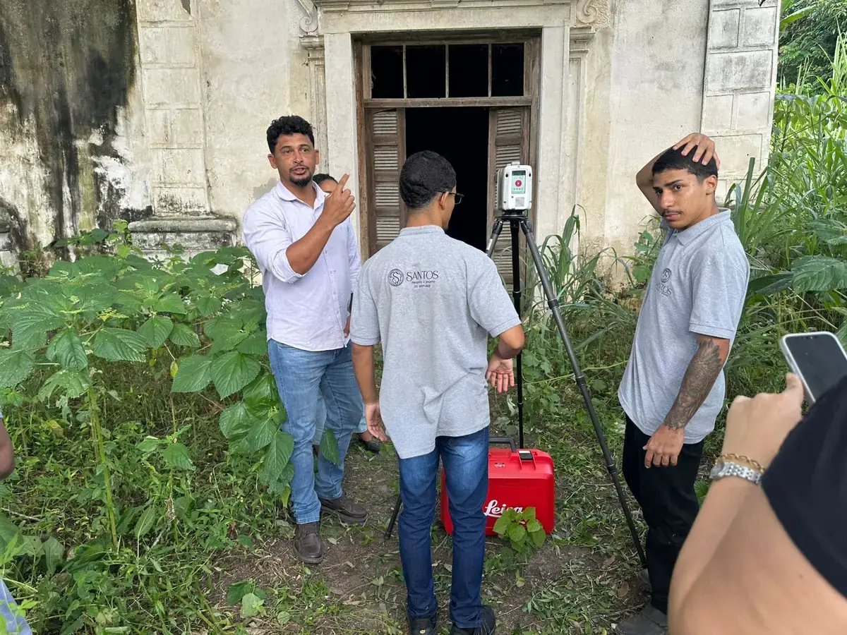 Equipe com Laser Scanner em frente à igreja histórica
